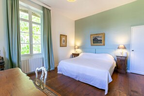 13 chambres, bureau, fer et planche à repasser, lit de bébé portatif