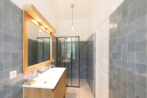 Combined shower/tub, hair dryer, towels, soap