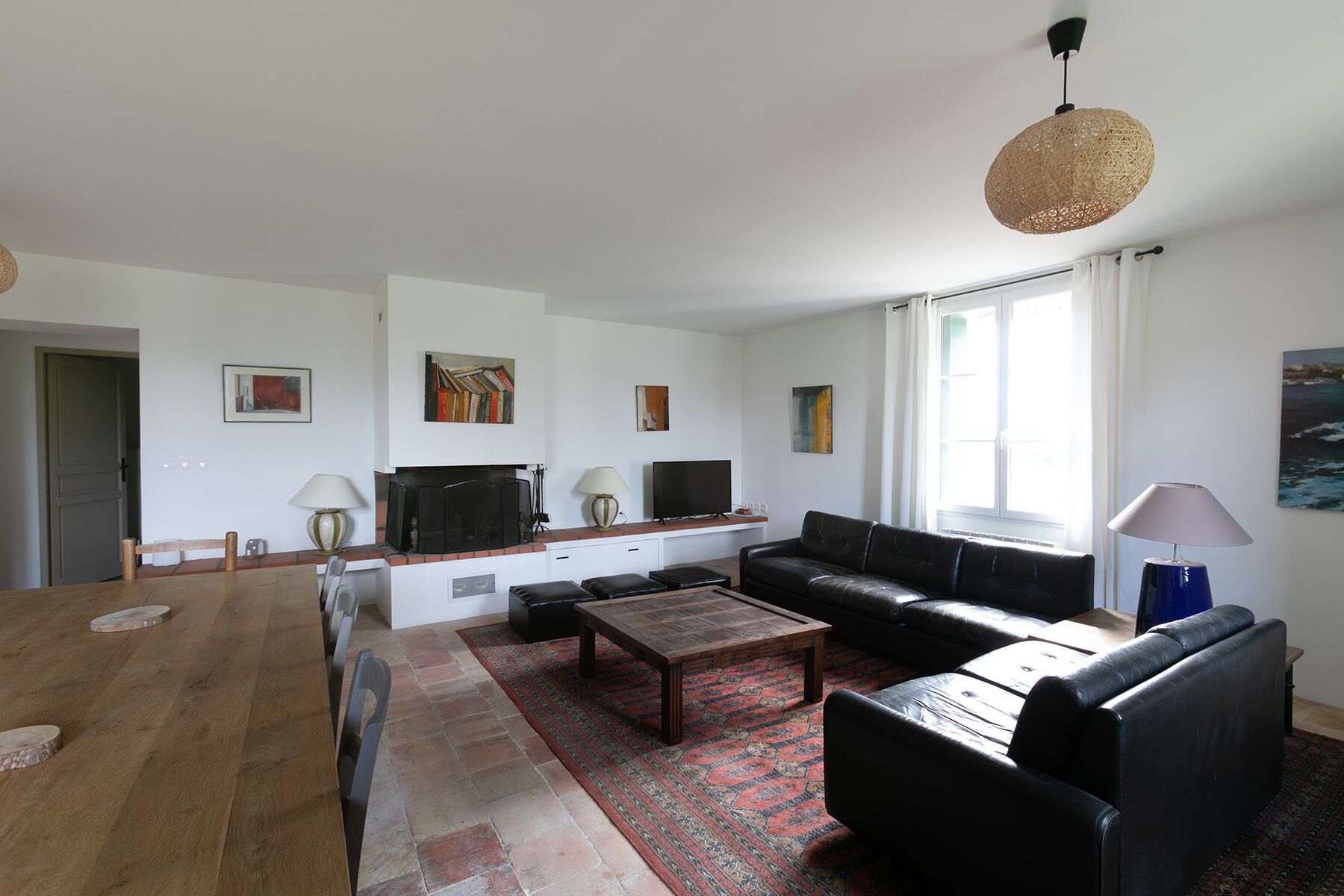 Smart TV, fireplace, table tennis