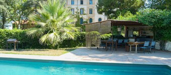 Chateau i praktfull park med svømmebasseng