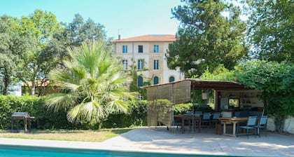 Chateau upeassa puistossa, jossa uima-allas