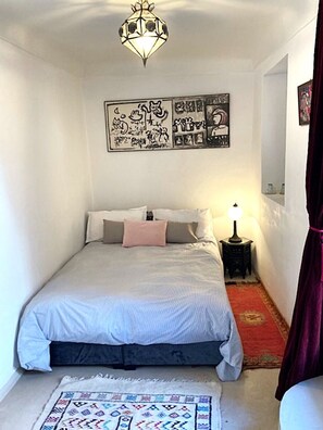 4 soveværelser, pengeskab på værelset, skrivebord, strygejern/strygebræt