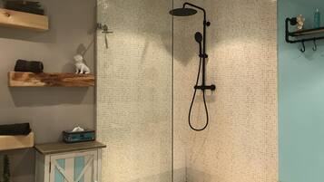 Douche, sĂšche-cheveux, savon, papier toilette