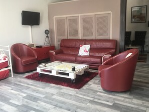 Fernseher, Kamin, Stereoanlage