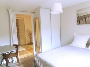 2 chambres, bureau, fer et planche à repasser, lit de bébé portatif