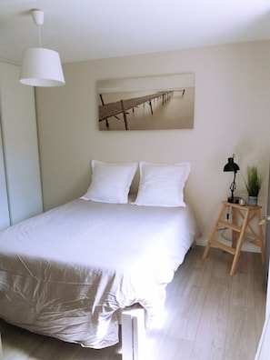 2 habitaciones, escritorio y tabla de planchar con plancha 
