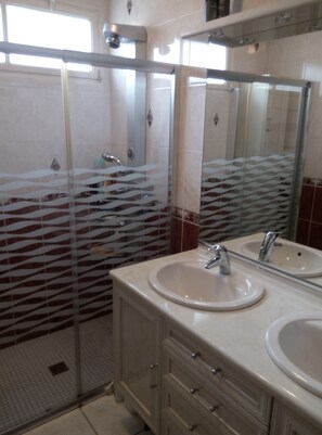 Shower, hair dryer, toilet paper - at myla, room to rent  (Bourges)