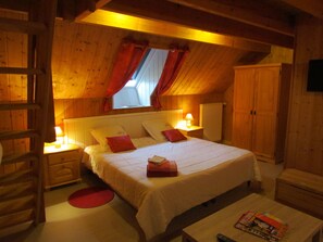 5 bedrooms, iron/ironing board, free WiFi, bed sheets