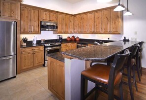 Fridge, microwave, oven, coffee/tea maker - Grand Villa (Crested Butte)