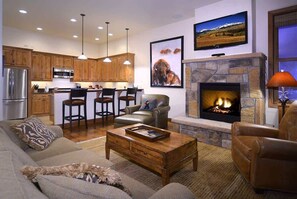 TV, fireplace - Grand Villa (Crested Butte)