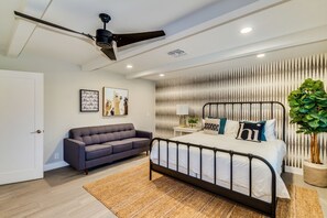 4 bedrooms, iron/ironing board, free WiFi, bed sheets - Flawless Old Town Scottsdale Home with Heated Pool (Scottsdale)