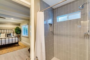 Combined shower/bathtub, shampoo