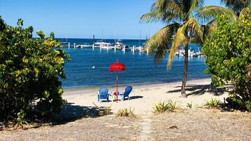 Plage, chaises longues, serviettes de plage