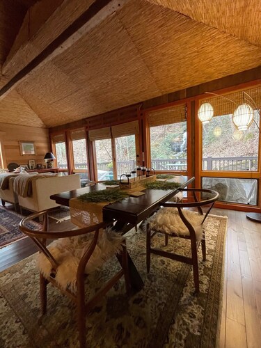 YKSITYISKOHTAINEN 150FT: N VESIVALLISUUS OIKEA KANTA! Maalaismainen, aasialainen innoittama.