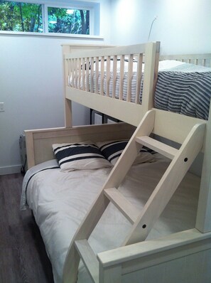2 habitaciones, tabla de planchar con plancha, wifi y ropa de cama