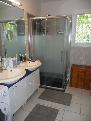 Dusche, Haartrockner, Handtücher, Toilettenpapier