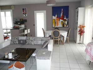 TV, fireplace, DVD player, books