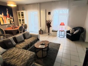 Fernseher, Kamin, DVD-Player, Bücher