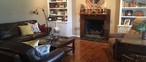 Télévision, lecteur de DVD, livres