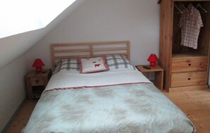 2 slaapkamers, een bureau, een strijkplank/strijkijzer, reisbedje