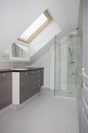 Dusche, Haartrockner, Toilettenpapier