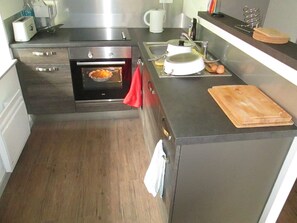 Kühlschrank, Mikrowelle, Ofen, Herdplatte