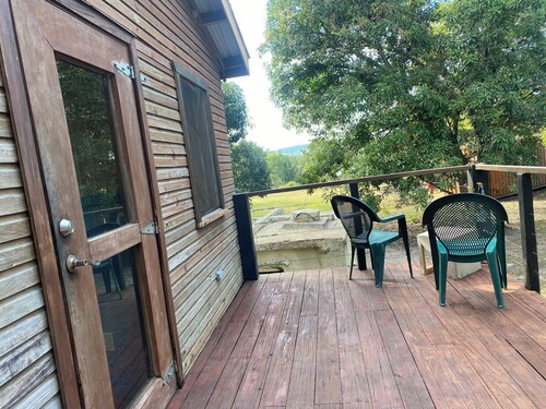 Country Peace. Walk to Market. Bus to San Ignac & SpanLook. Pets ok Upstair Deck