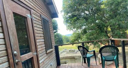 Country Peace. Walk to Market. Bus to San Ignac & SpanLook. Pets ok Upstair Deck