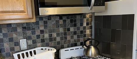 Frigorifero, microonde, forno, piano cottura