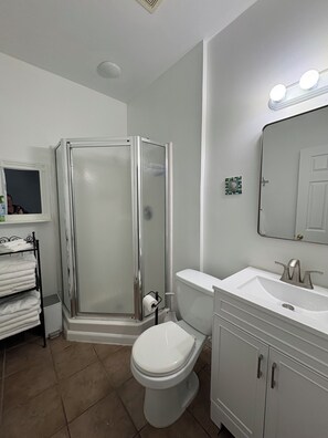 Shower, towels, soap, toilet paper - Next To The Beach In Ocean City!! 2 Minute Walk To Beach-GREAT LOCATION! (Ocean City)