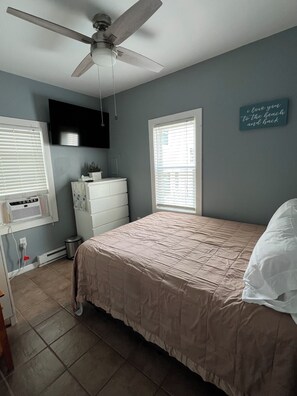 1 chambre, matelas mémoire de forme, fer et planche à repasser