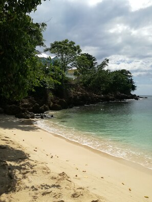 Sur la plage, chaise longue, serviettes de plage