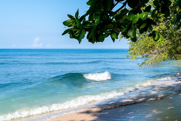 En la playa, camastros y toallas de playa 
