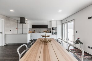 Fridge, microwave, oven, stovetop - Villa Sunset Paradise 1 pool sea view and 360 ° rooftoop (Atalaia de Cima)