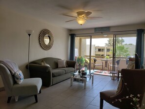 Een smart-tv, een tafeltennistafel en boeken