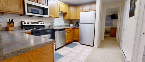 Frigorífico, microondas, horno y placa de cocina