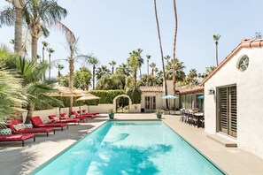 Piscina all'aperto, una piscina riscaldata