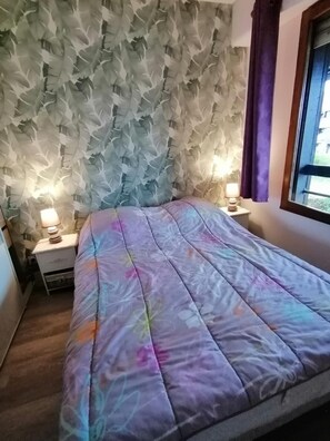 1 quarto, ferros/tábuas de passar roupa