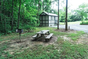 Outdoor dining - #7 Tilly - Tiny Home Cottage (Sevierville)