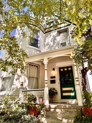 تفاصيل الفندق من الخارج