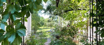 Modern Victorian 3 bedrooms dreamy private garden 1 block to Highlands shopping