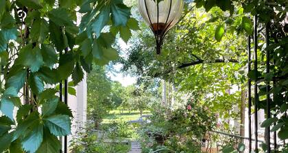 Modern Victorian 3 bedrooms dreamy private garden 1 block to Highlands shopping