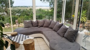 TV, DVD player, books, stereo