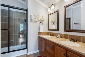 Ensemble douche/baignoire, sèche-cheveux, serviettes fournies, savon