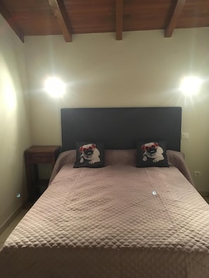2 slaapkamers, reisbedje, beddengoed