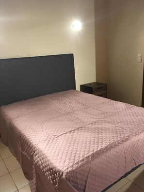 2 habitaciones, cuna de viaje y ropa de cama 