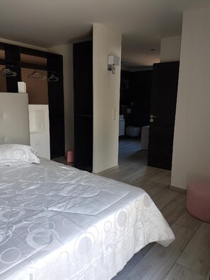 4 chambres, fer et planche à repasser, lit parapluie, Wi-Fi gratuit