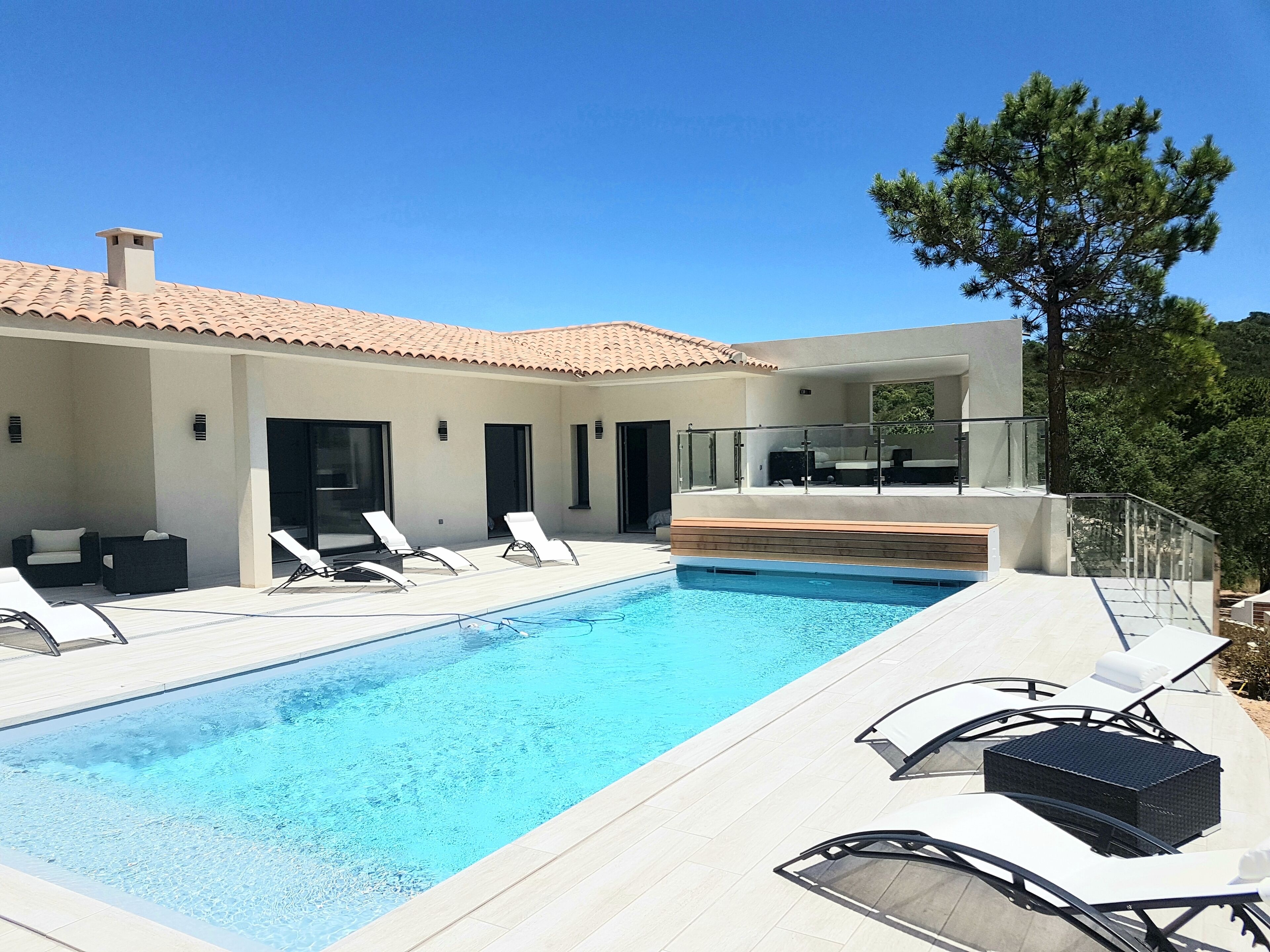 Utendørsbasseng og et oppvarmet basseng