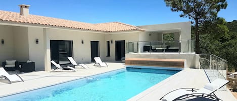 Utendørsbasseng og et oppvarmet basseng