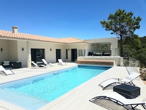 Piscina a l'aire lliure i piscina climatitzada 